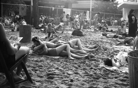 vivian_maier_couple_kissing_at_beach_coney_island_ny_1955
